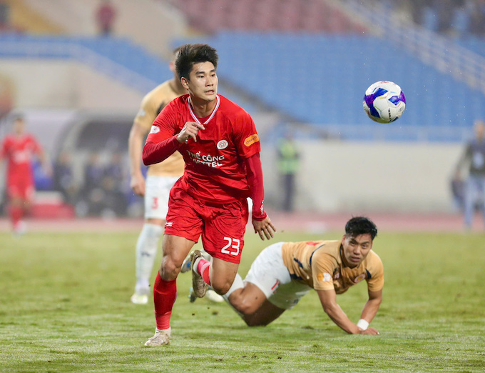 Pha tranh bóng quyết liệt của Mạnh Dũng với cầu thủ CAHN. Ảnh: Minh Tuấn