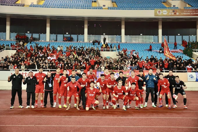 Niềm vui của cầu thủ Thể Công Viettel khi vô địch lượt đi. Ảnh: Minh Tuấn