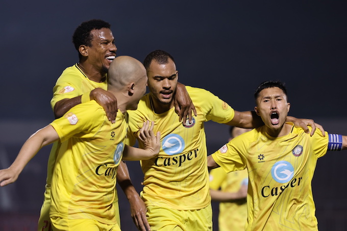 Những phản ứng của HLV Popov không ít lần phá hỏng những nỗ lực của các cầu thủ xứ Thanh. Ảnh: Quốc An