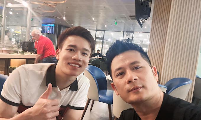 Hoàng Đức và ca sĩ Bằng Kiều hội ngô nhau tại sân bay. Ảnh: FBNV