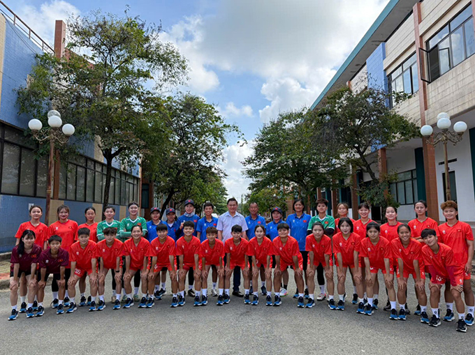 Phó chủ tịchTrần Anh Tú chụp hình cùng U19 nữ Việt Nam