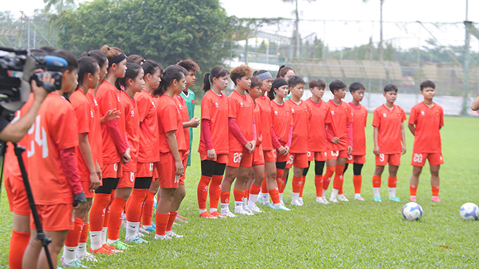 U19 nữ Việt Nam đang nỗ lực tập luyện. Ảnh: Đình Viên