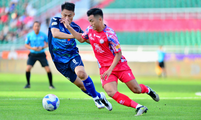 CLB TP.HCM (bên phải) đã chính thức trụ hạng. Ảnh: Đức Cường