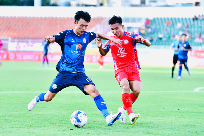 Bình Định (trái) gần như đã đặt một chân về hạng Nhất. Ảnh: Đức Cường