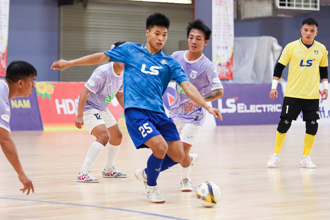 Các cầu thủ Thái Sơn Bắc (áo xanh) lấn lướt hoàn toàn so với Luxurry Hạ Long - Ảnh: CTV