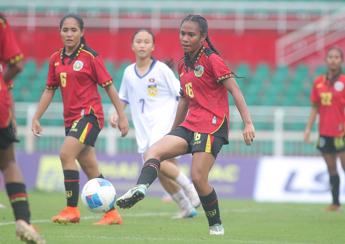 U19 nữ Timor Leste thua U19 nữ Lào 0-2 ở trận đầu. Ảnh: Đình Viên