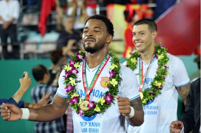 Nguyễn Xuân Son lập hatrrick giải thưởng Cầu thủ xuất sắc nhất, Vua phá lưới và Bàn thắng đẹp nhất V-League 2023/24 (Ảnh: CLB Thép Xanh Nam Định).