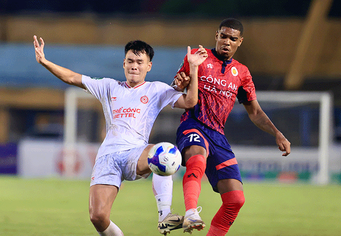 CAHN (áo đỏ) chơi lấn lướt so với đội khách